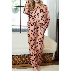 🆕️Leopard Round Neck Top and Pants Lounge Set - Size Large   DSST-092524